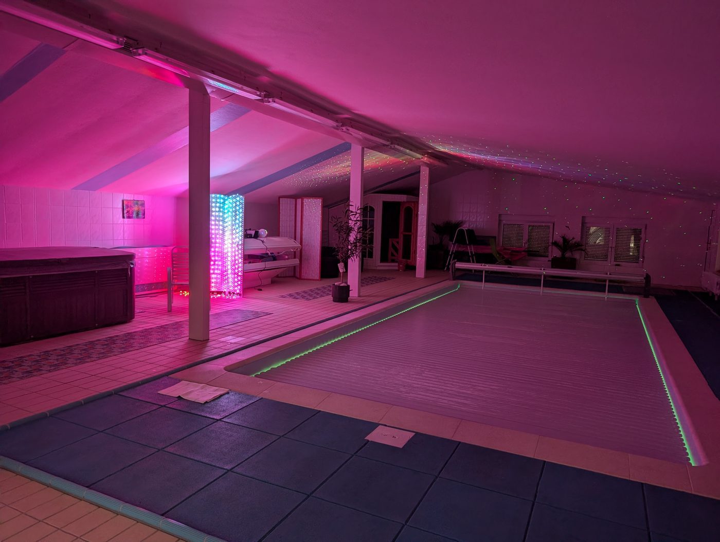 Poolhaus mit pinker Beleuchtung